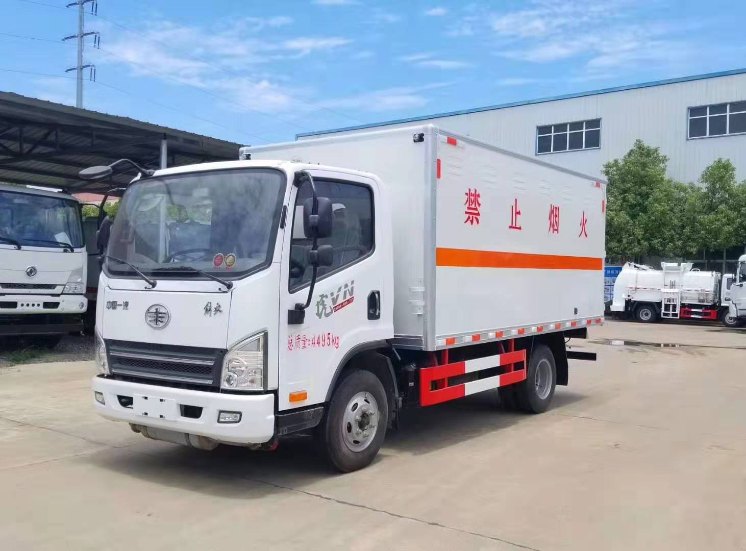 解放4.1米貨廂易燃氣體廂式運輸車(chē)