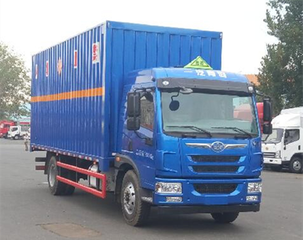 解放7.6米貨廂甲醇液體廂式運輸車(chē)