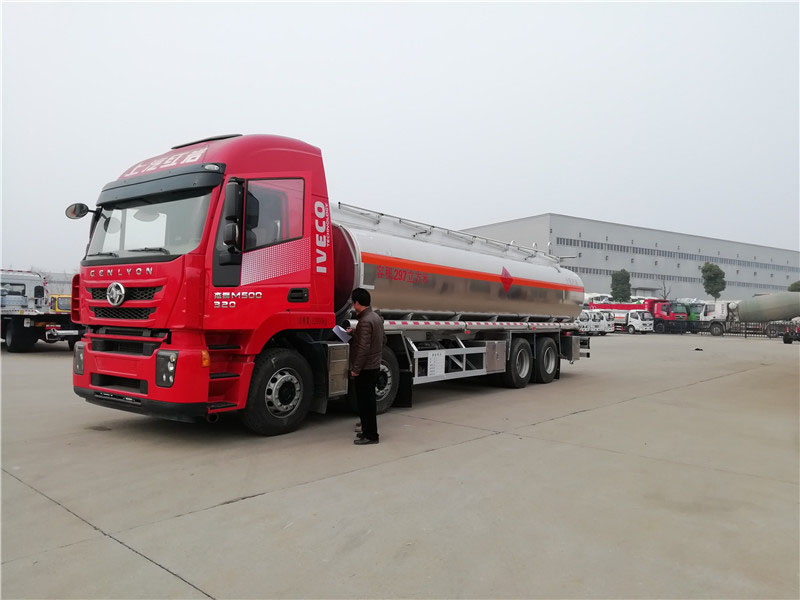 上汽紅巖29.7方前四后八鋁合金運油車(chē)，20噸運油車(chē)